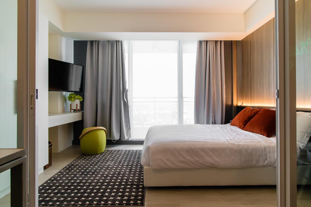 Azure Urban Beach Resort Manila By Radlett Exterior photo